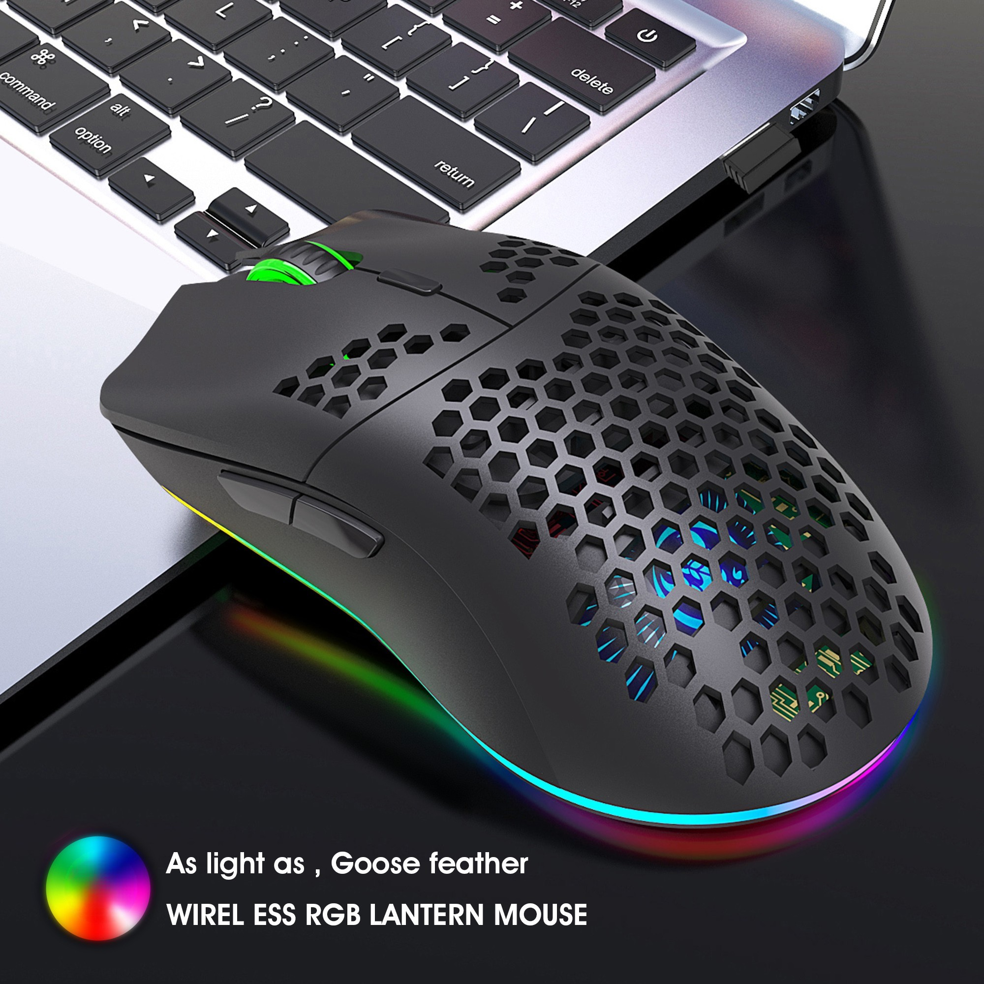 Schwarze Gaming-Maus mit Wabenmuster, RGB-Beleuchtung. Farbige Lichter auf dunkler Oberfläche. Grünes Scrollrad.