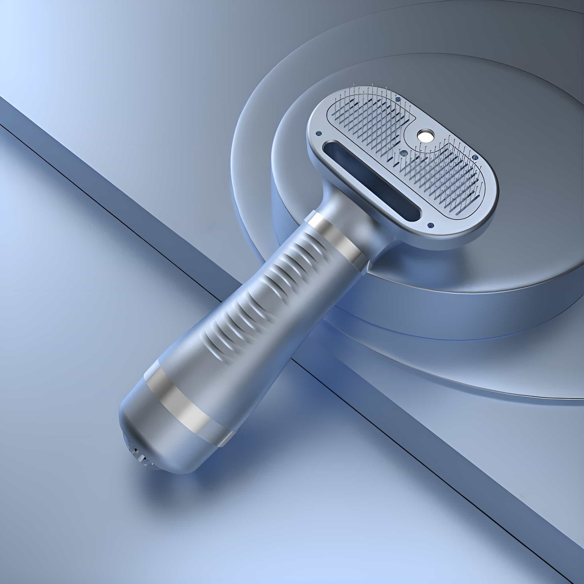 Silbernes Pflegegerät mit Griff und Kamm auf metallischer Oberfläche.