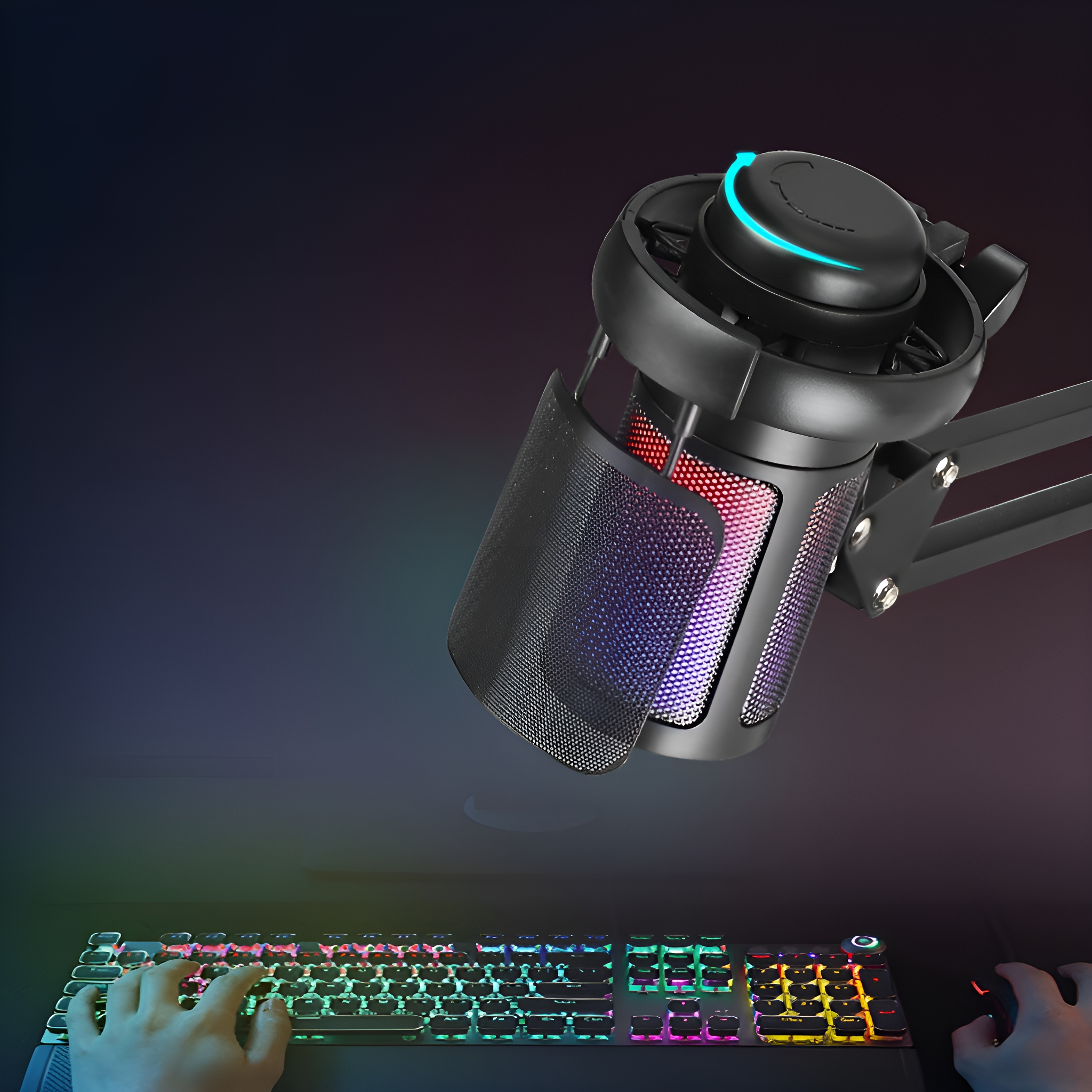 Schwarzes Mikrofon mit bunten Lichtern, Tastatur und spielenden Händen. Dunkler Hintergrund mit farbigen Lichtern.