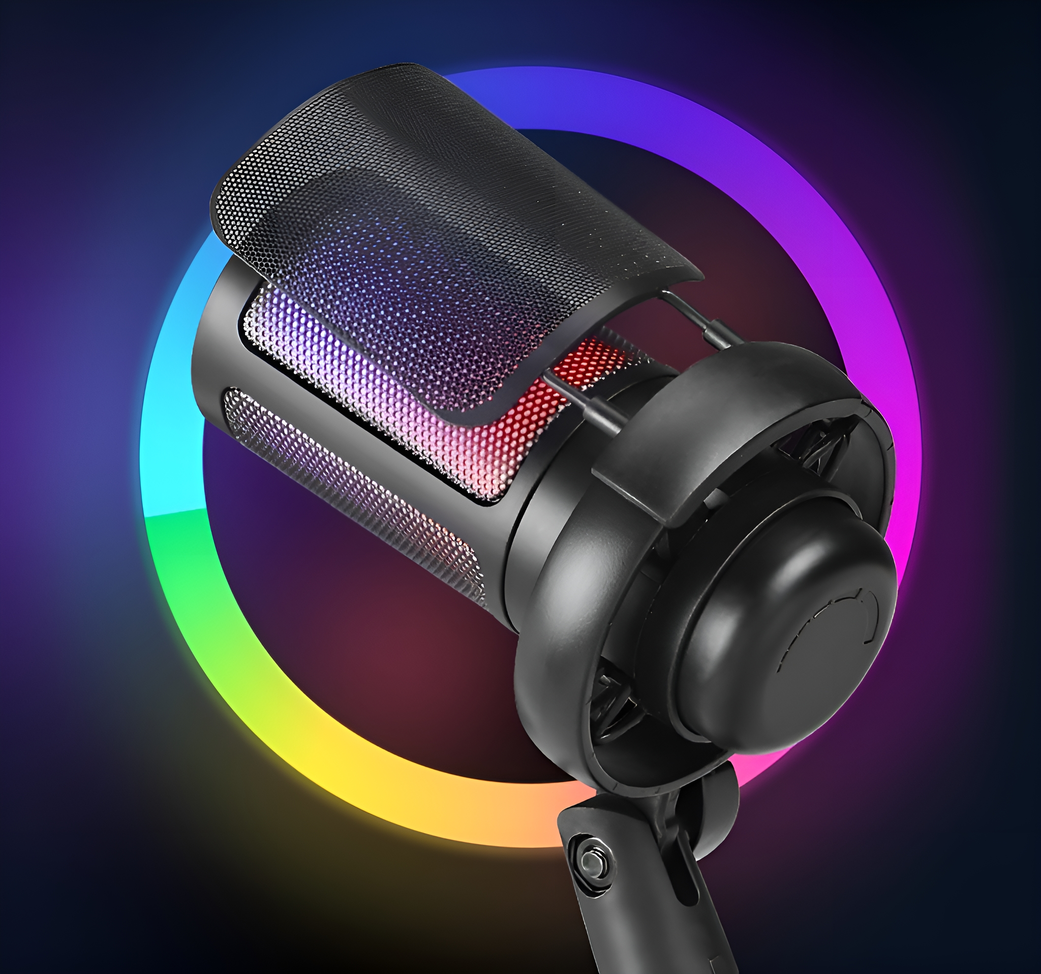 Schwarzes Mikrofon mit Netzabdeckung, beleuchtet von einem regenbogenfarbenen Licht, auf dunklem Hintergrund.