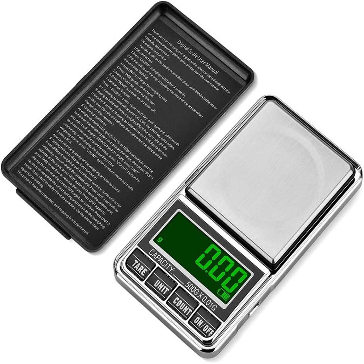 Eine kleine Digitalwaage mit grüner Anzeige, die '0,00' anzeigt. Bedienungsanleitung ist geöffnet in der Nähe.