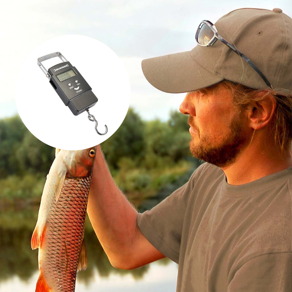 Ein Mann, der einen Fisch hält, der von einer digitalen Waage gewogen wird.