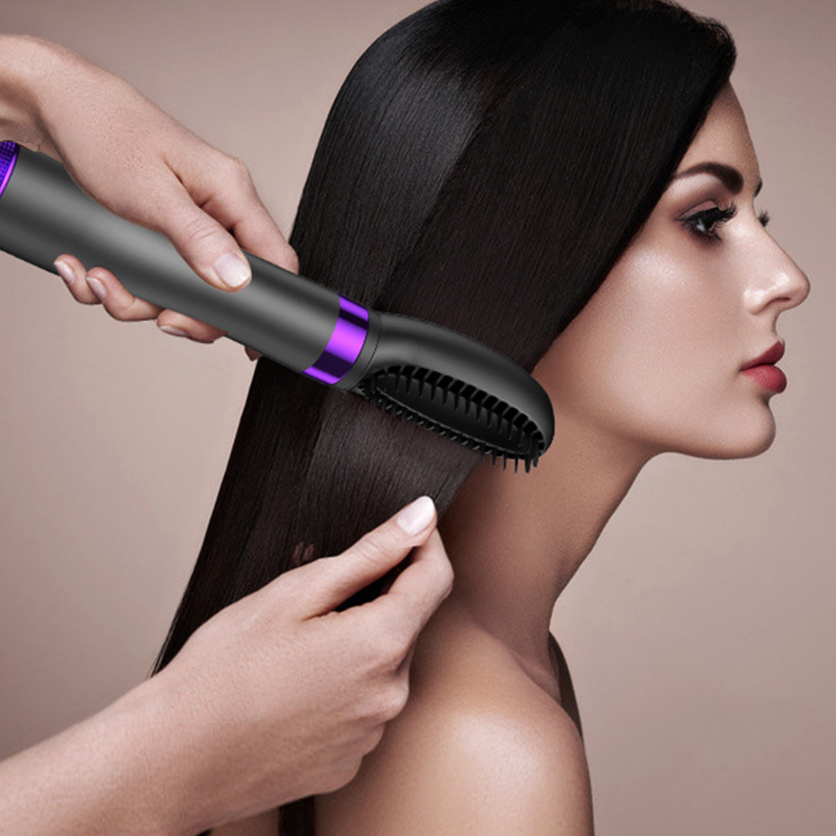 Eine Person bürstet das lange, dunkle Haar einer Frau mit einer schwarzen Haarbürste.