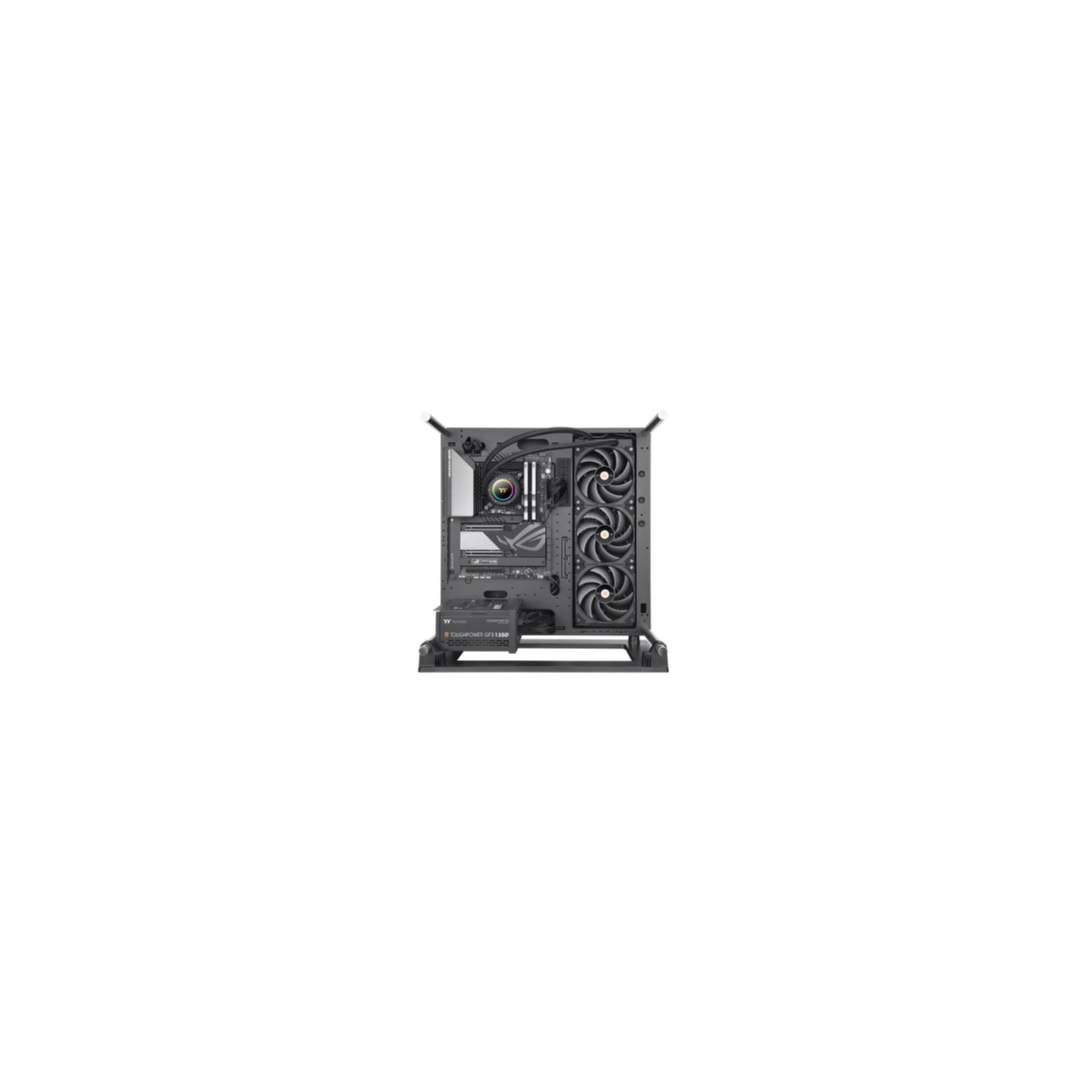 Computergehäuse innen, mit sichtbaren Komponenten. Lüfter, Motherboard, Netzteil und andere Hardware.