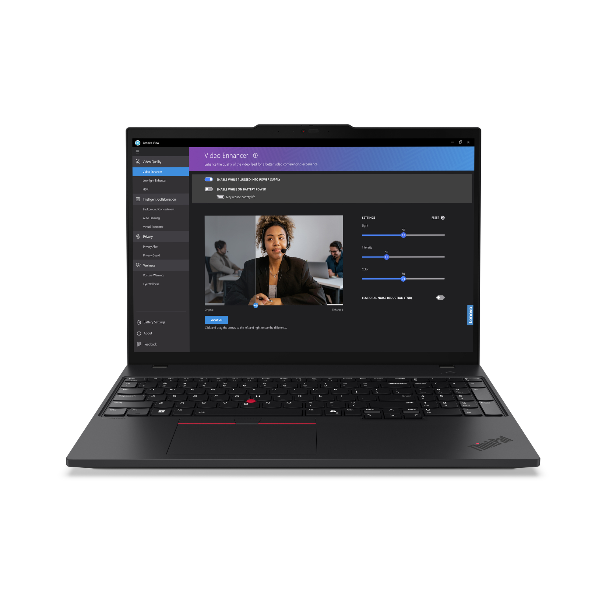 Laptop Lenovo nero aperto, mostra interfaccia di miglioramento video. Schermo mostra persone in videochiamata.