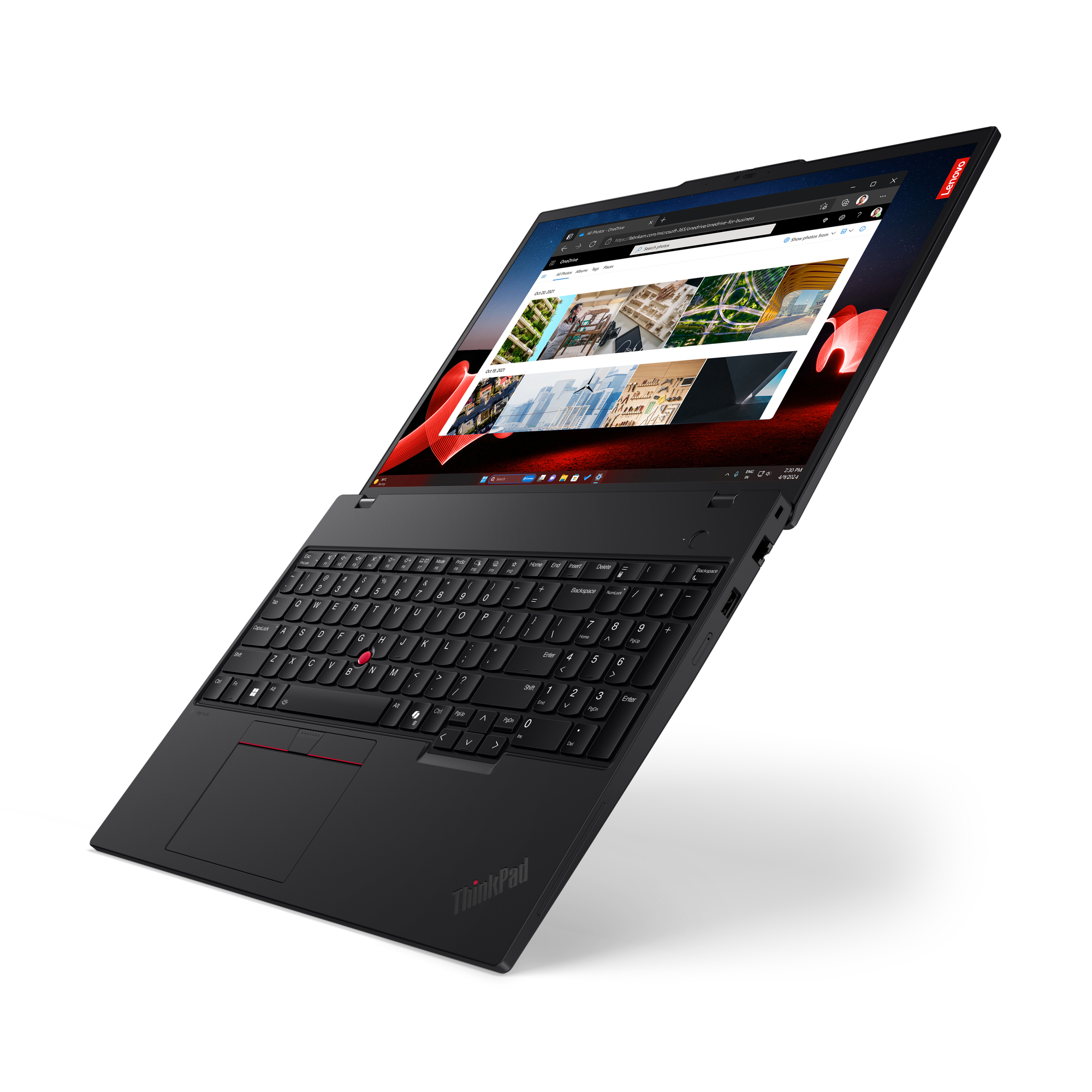 Laptop Lenovo ThinkPad nero aperto, che mostra un sito web su sfondo bianco.