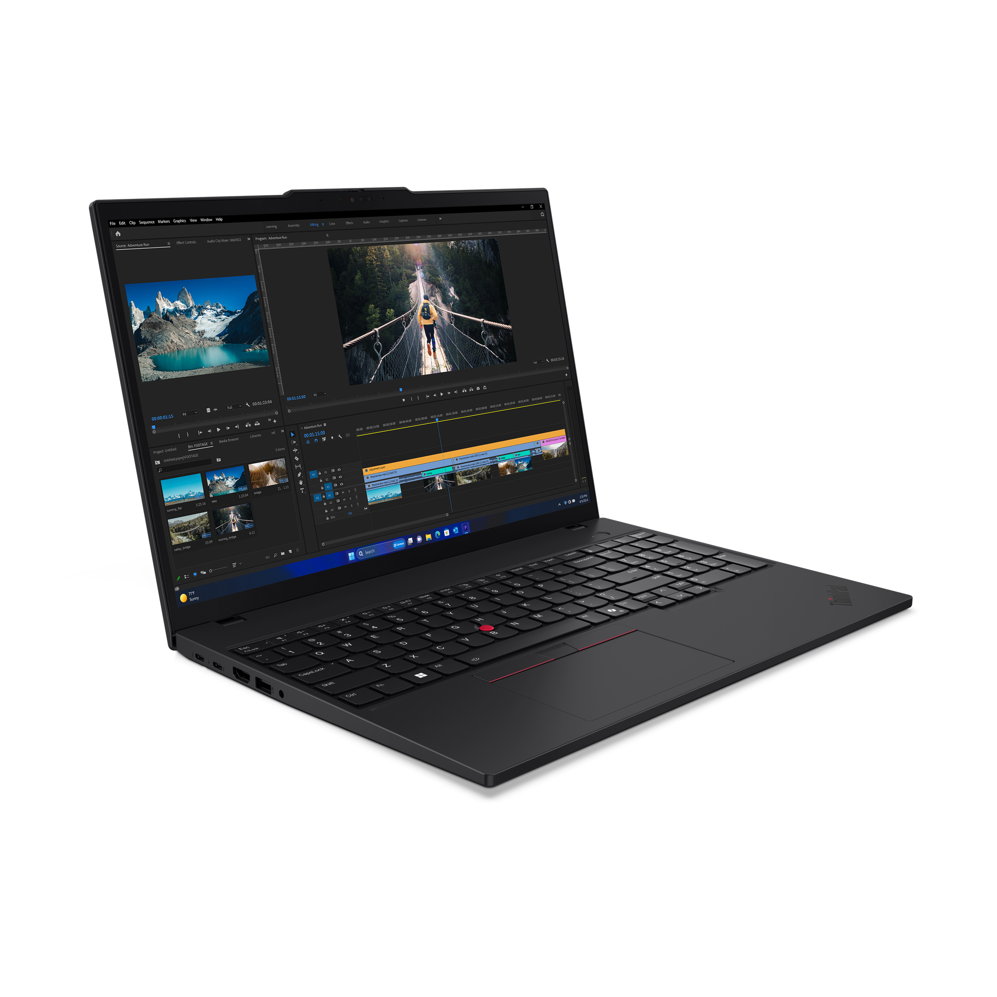 Laptop nero con schermo che mostra l'interfaccia di un software di video editing, sfondo bianco.