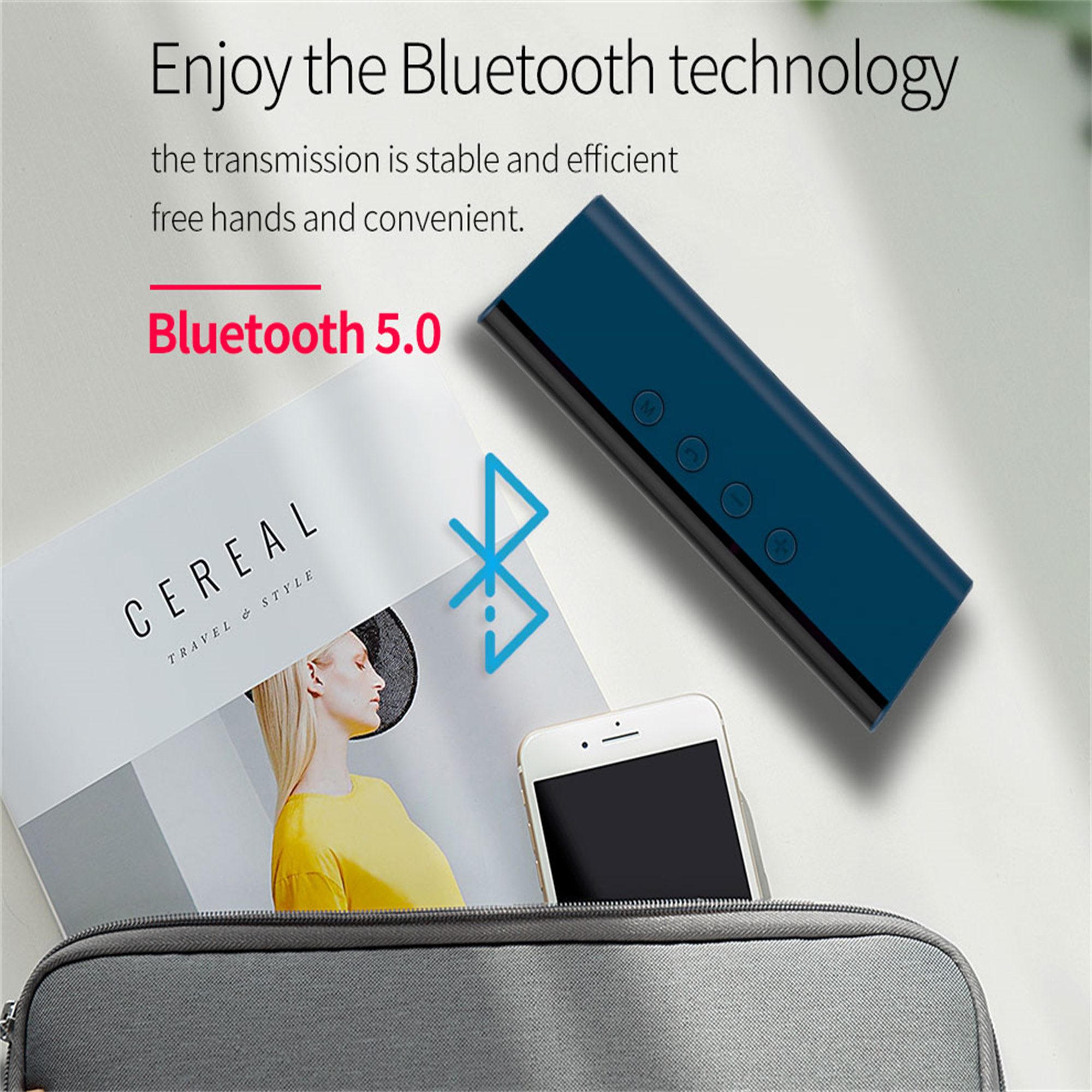 Bluetooth 5.0 Gerät, blau, auf einem Schreibtisch mit einem Telefon, Zeitschrift und einer grauen Tasche.