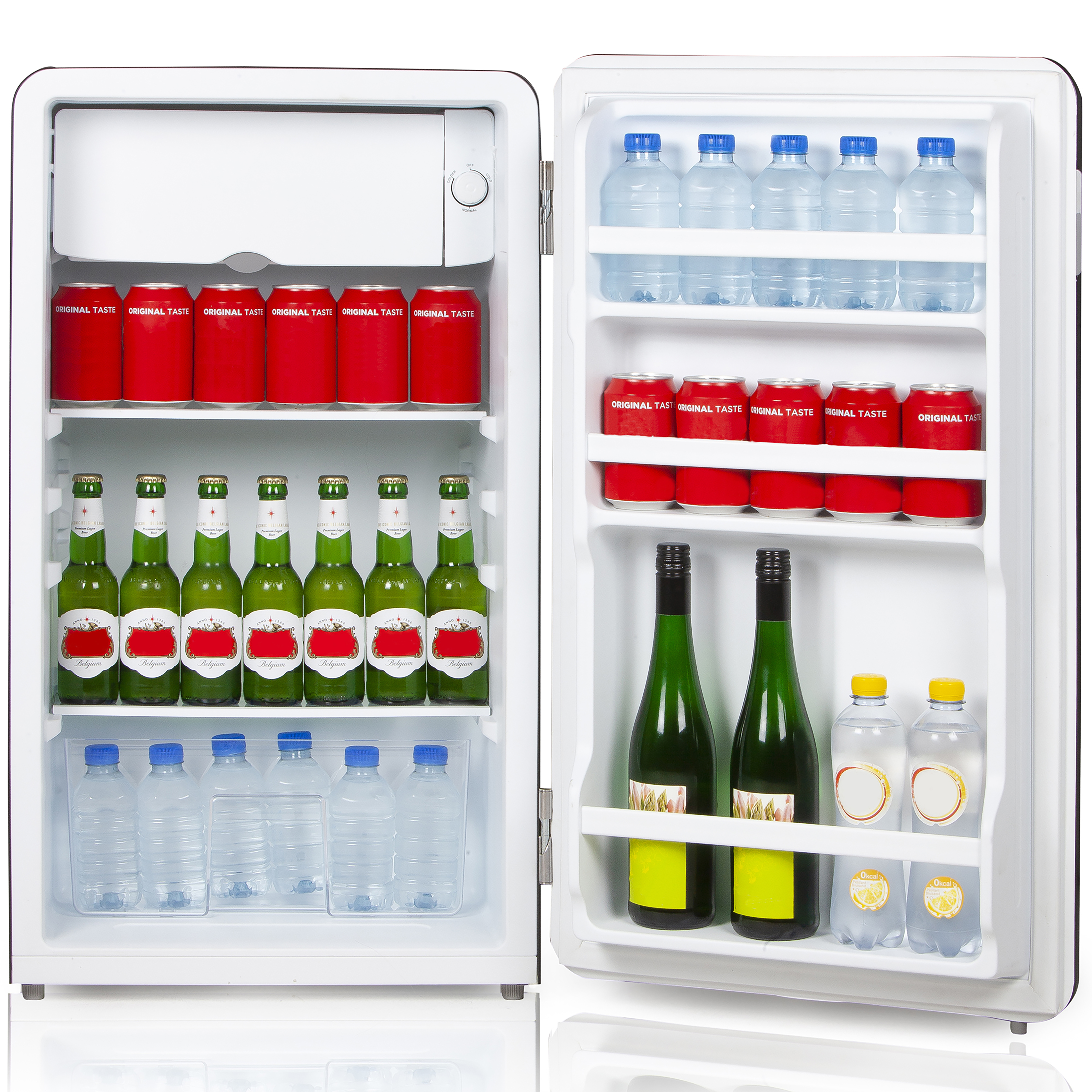 Mini-réfrigérateur ouvert avec diverses boissons, dont des bouteilles d'eau et des canettes.