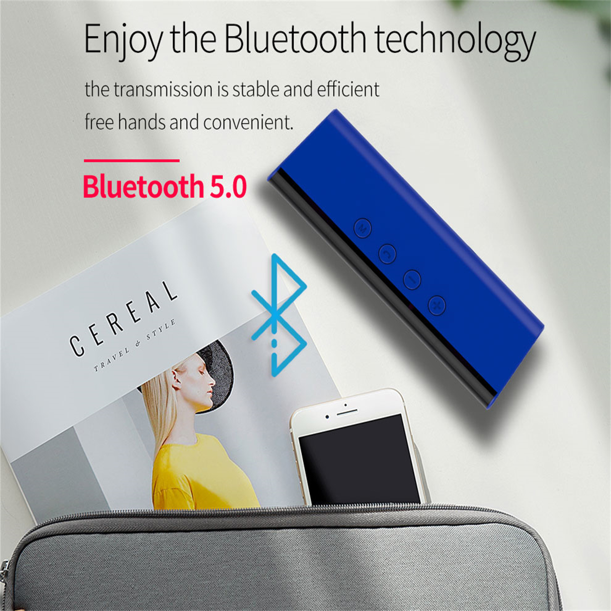 Bluetooth 5.0 Gerät, blau, auf einem Schreibtisch mit einem Telefon, Zeitschrift und einer grauen Tasche.