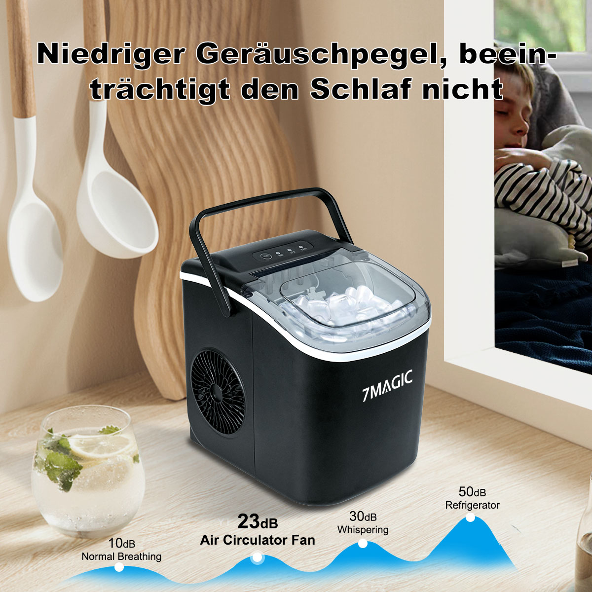 Ein schwarzer Eisbereiter mit Griff, ein Glas Wasser und eine schlafende Person.