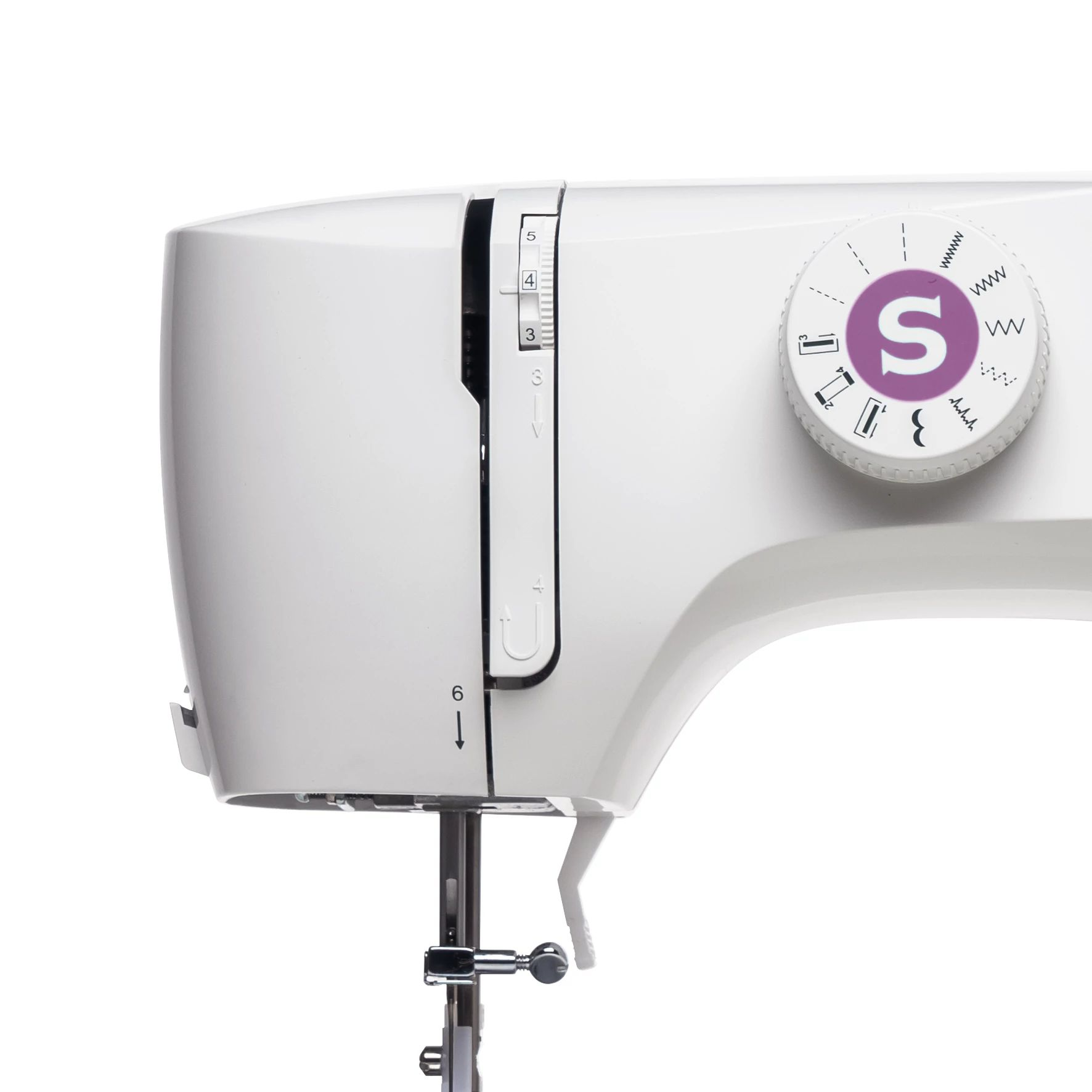 Zbliżenie białej maszyny do szycia z logo S i pokrętłem ustawień. Białe tło.