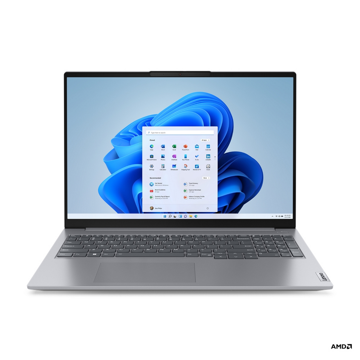 Laptop Lenovo argento, aperto, mostra l'interfaccia di Windows 11. Lo schermo mostra uno sfondo blu.