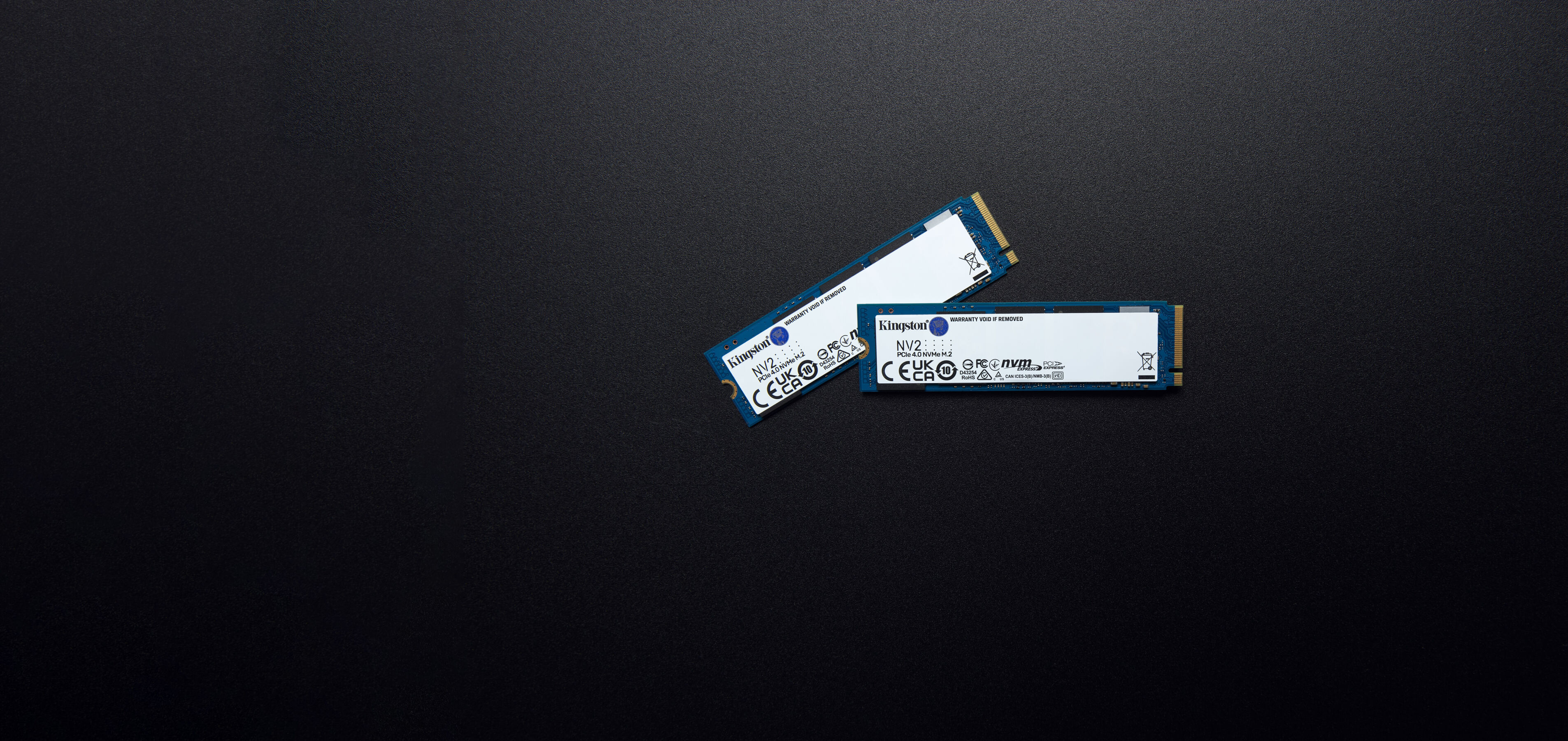 Due SSD blu su sfondo nero, disposti diagonalmente, che mostrano il prodotto.