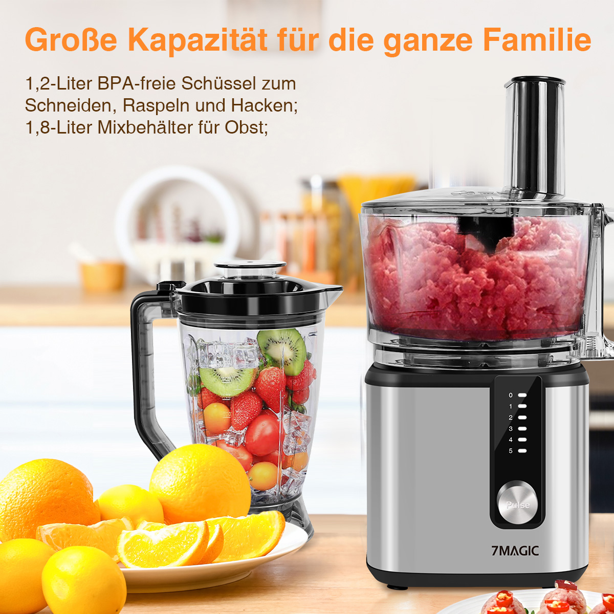 Küchenmaschine mit Mixer, Orangen und Orangenscheiben auf einem Teller. Silber- und Schwarz-Design.