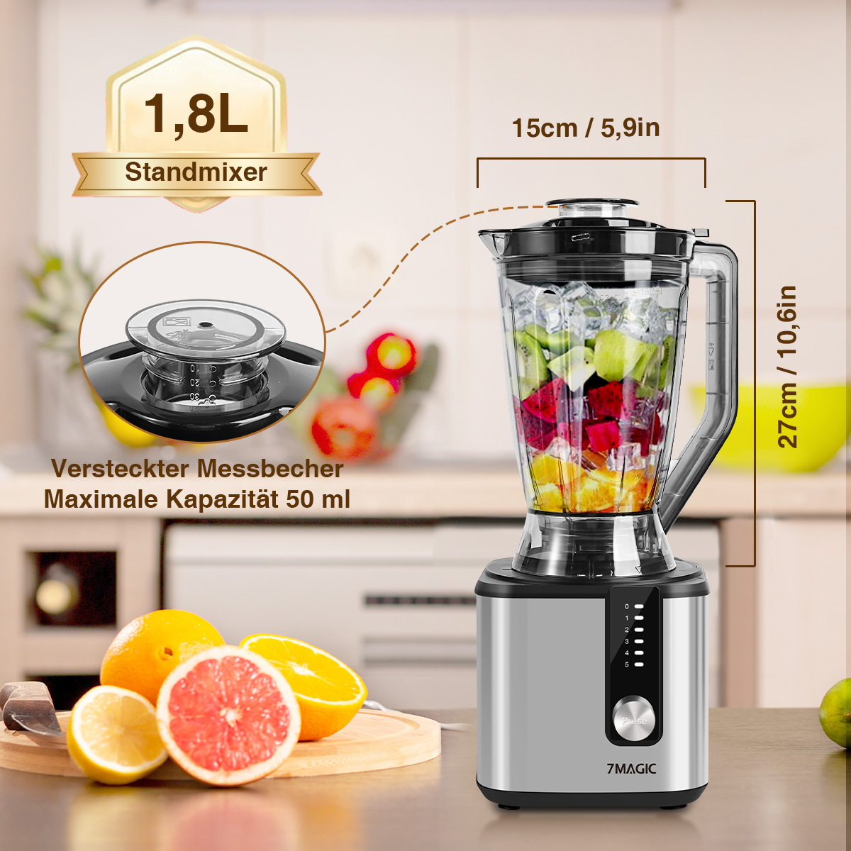 Ein silberner Mixer mit einem Glasbehälter voller Früchte, einem Messbecher und Text.