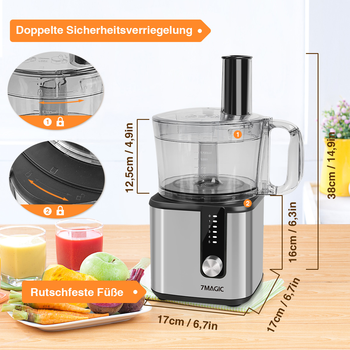 Ein Küchengerät mit silberner Basis, klarer Schüssel und schwarzem Deckel. Obst und Gemüse sind in der Nähe.