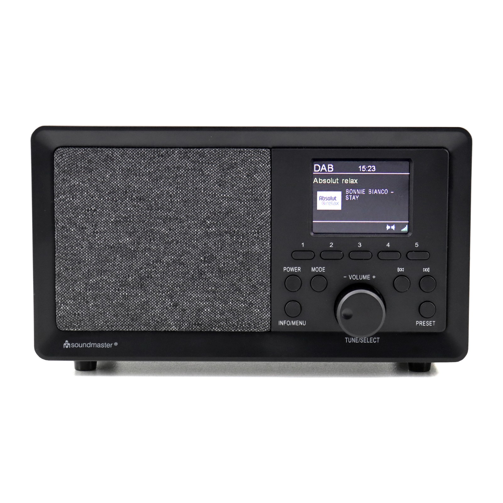 Schwarzes Soundmaster-Radio mit Display, das Zeit und Radiosenderinformationen anzeigt.