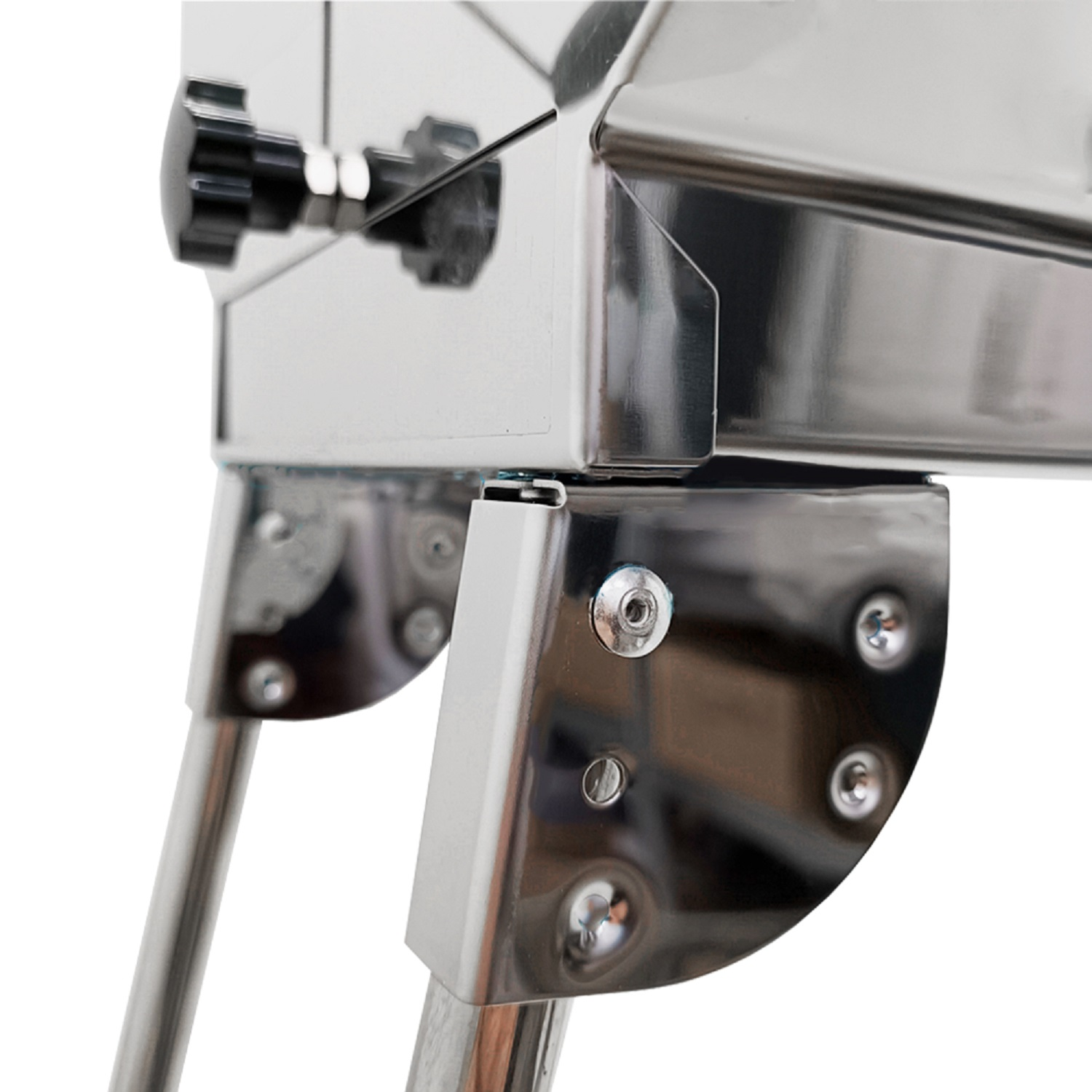 Metall-Grill, Nahaufnahme des Beins mit Schrauben.