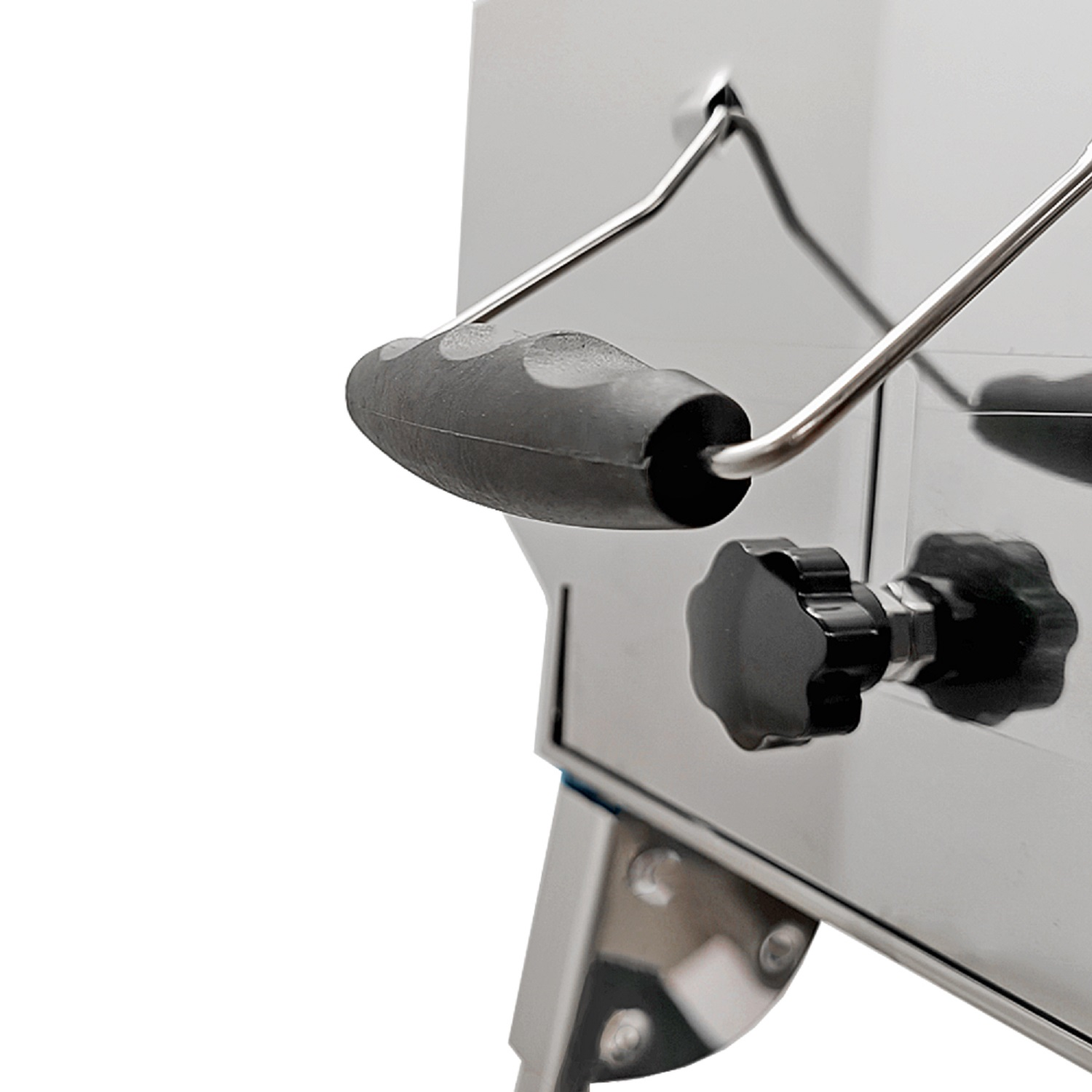 Nahaufnahme einer Metallstruktur mit schwarzem Griff und schwarzem Knopf, weißer Hintergrund.