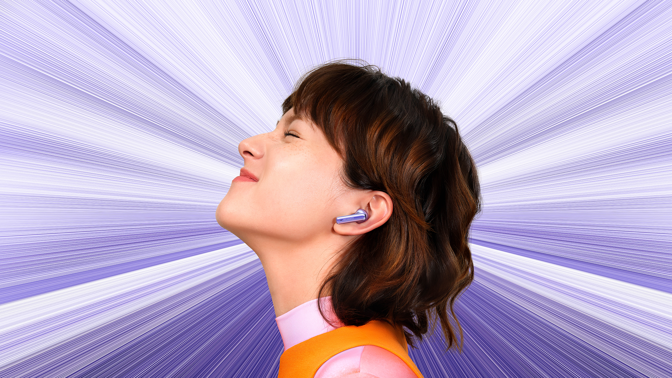 Kobieta w słuchawkach, z fioletowym tłem w kształcie promieni, patrząca w górę z uśmiechem.