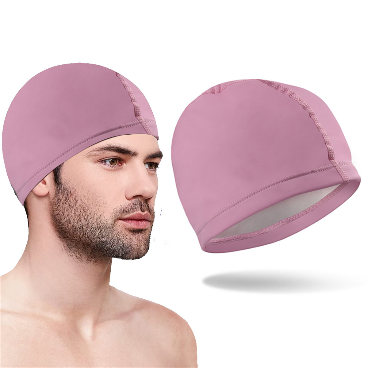 Mann trägt rosa Badekappe neben einer separaten Kappe.