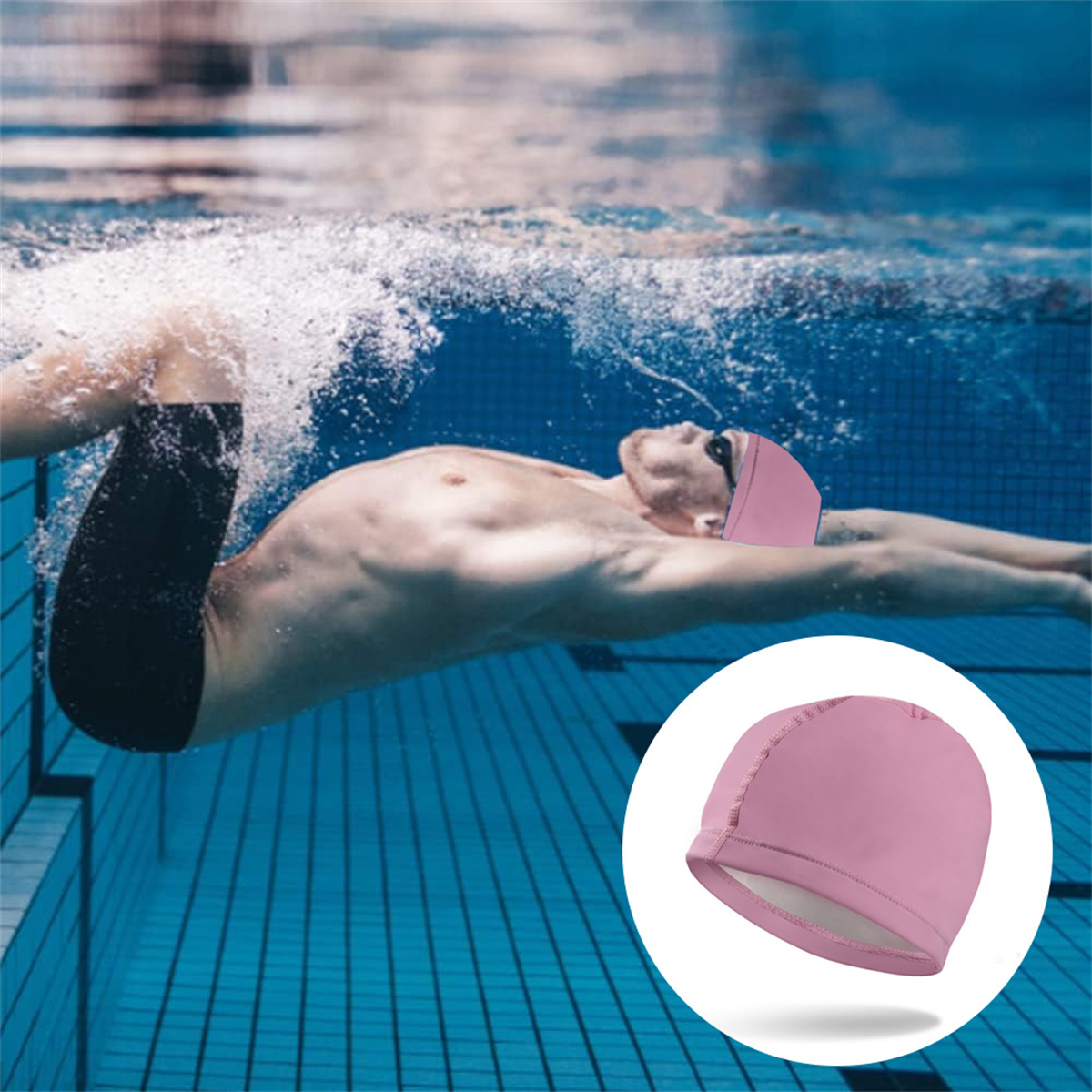 Schwimmer unter Wasser, rosa Mütze. Körper gestreckt, Arme nach vorne. Blauer Pool-Hintergrund, kreisförmiger Mützeneinsatz.