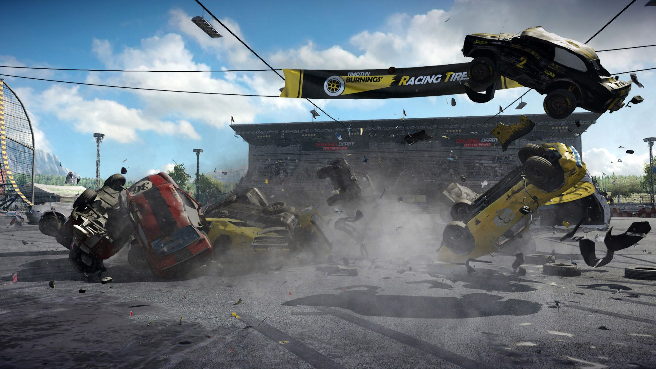 Autos in einem Demolition Derby. Autos fliegen in der Luft, krachen und Trümmer. Stadion und Himmel im Hintergrund.