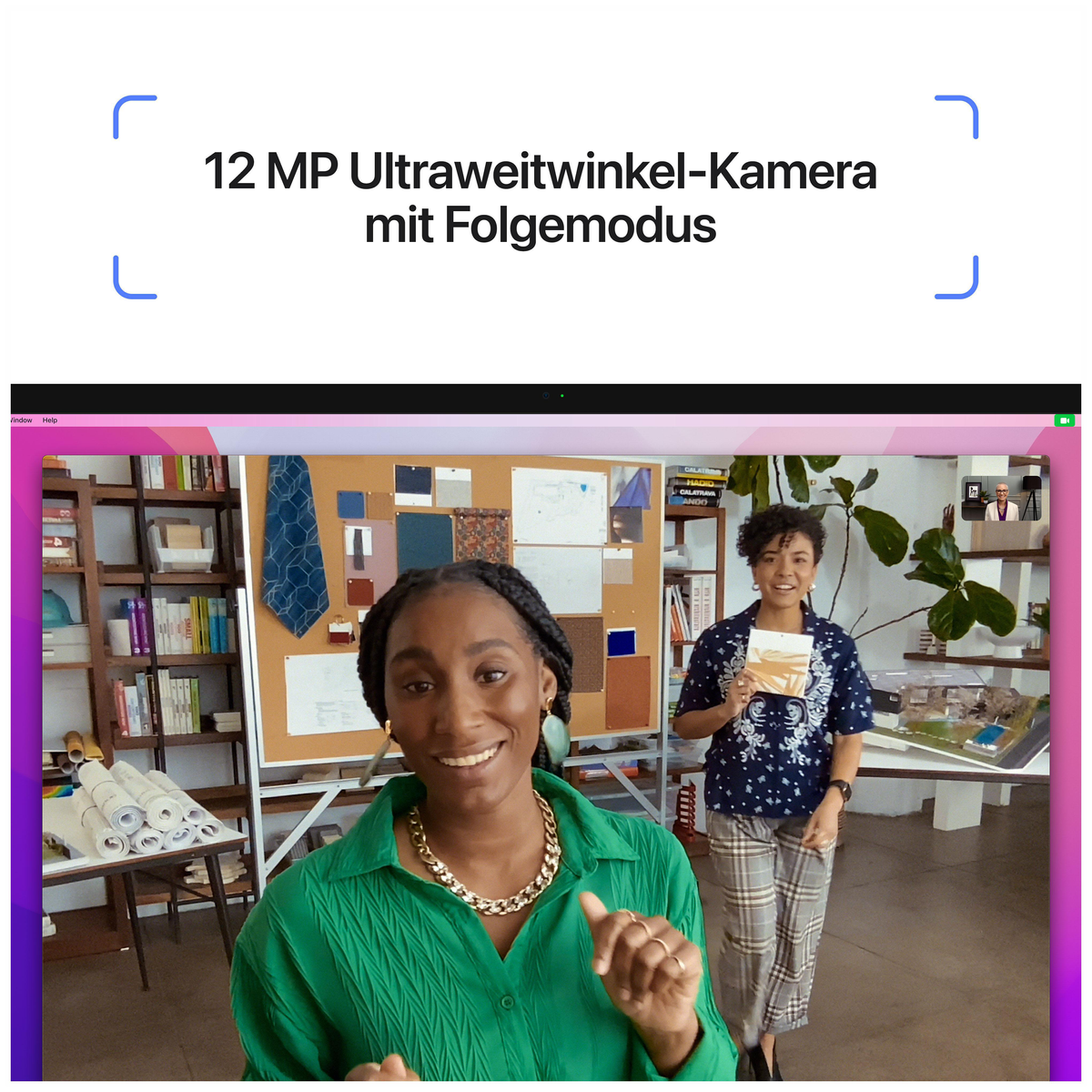 Zwei Frauen vor einer Pinnwand mit Designelementen, die in einem Videoanruf sprechen.