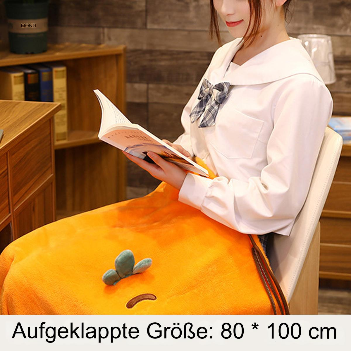Frau liest ein Buch, sitzt mit einer orangefarbenen Decke. Die Decke hat ein Cartoon-Charakter-Design.