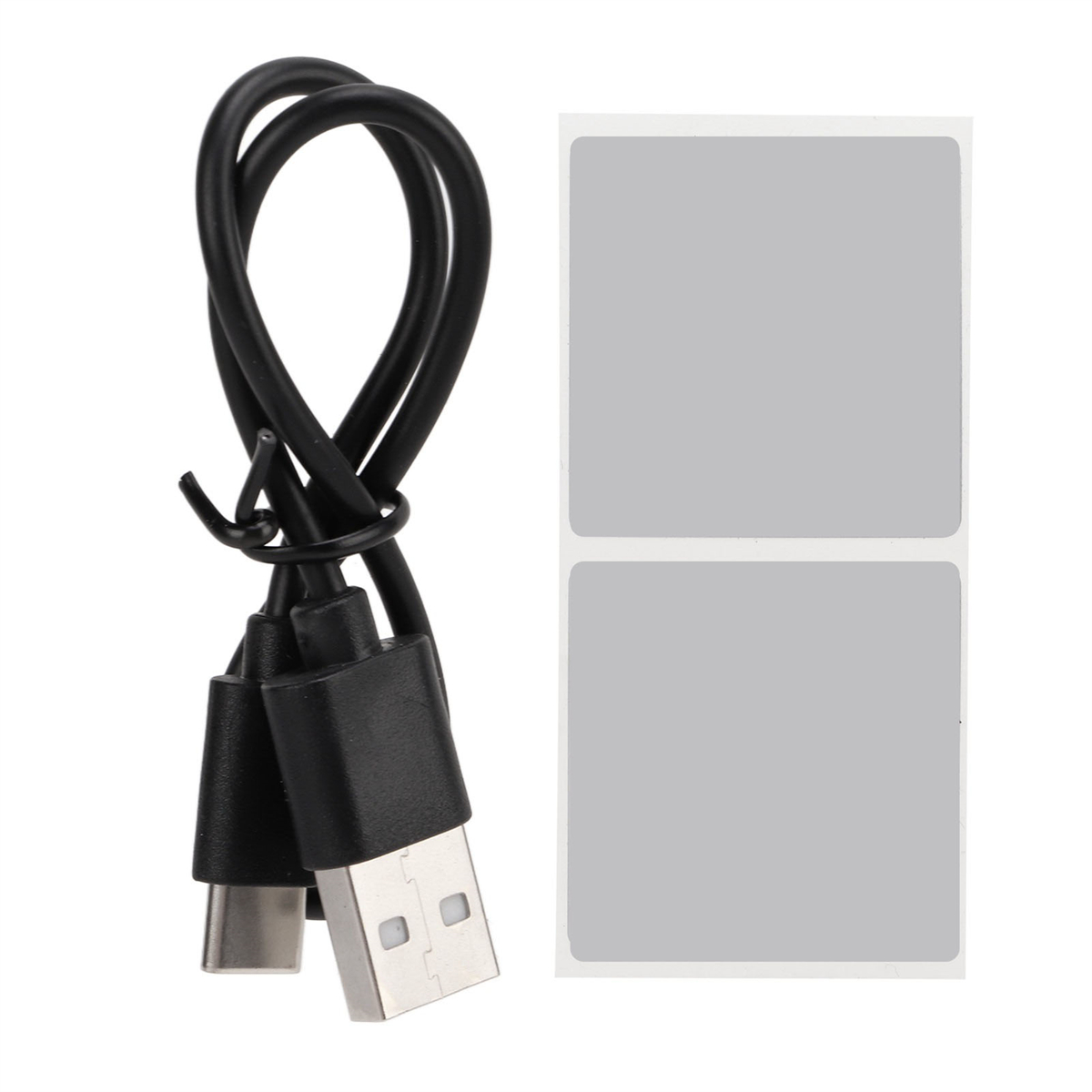 USB-Kabel mit zwei grauen Etiketten. Schwarzes Kabel und weißer Hintergrund.