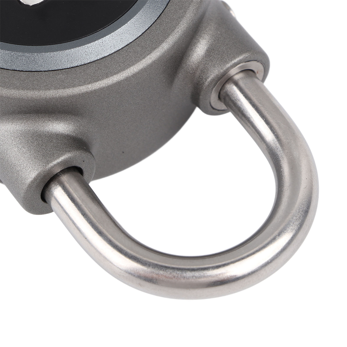 Nahaufnahme einer Metallschäkel, silberne Farbe, isoliert auf Weiß.