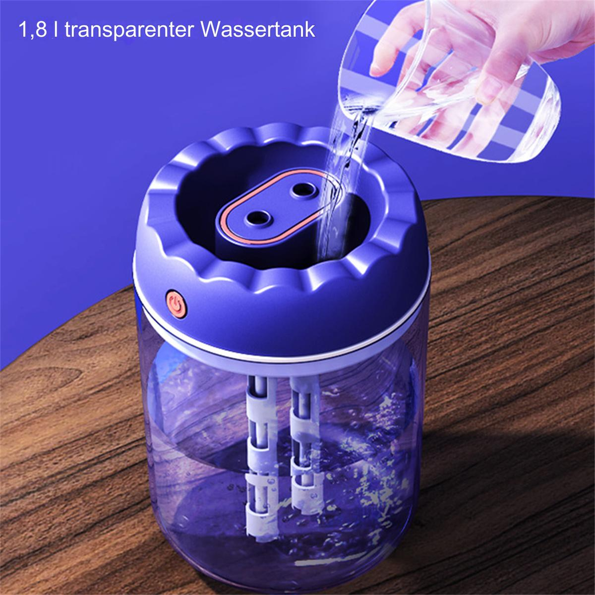 Blauer und klarer Wasserbehälter, der mit Wasser aus einem Glas gefüllt wird.