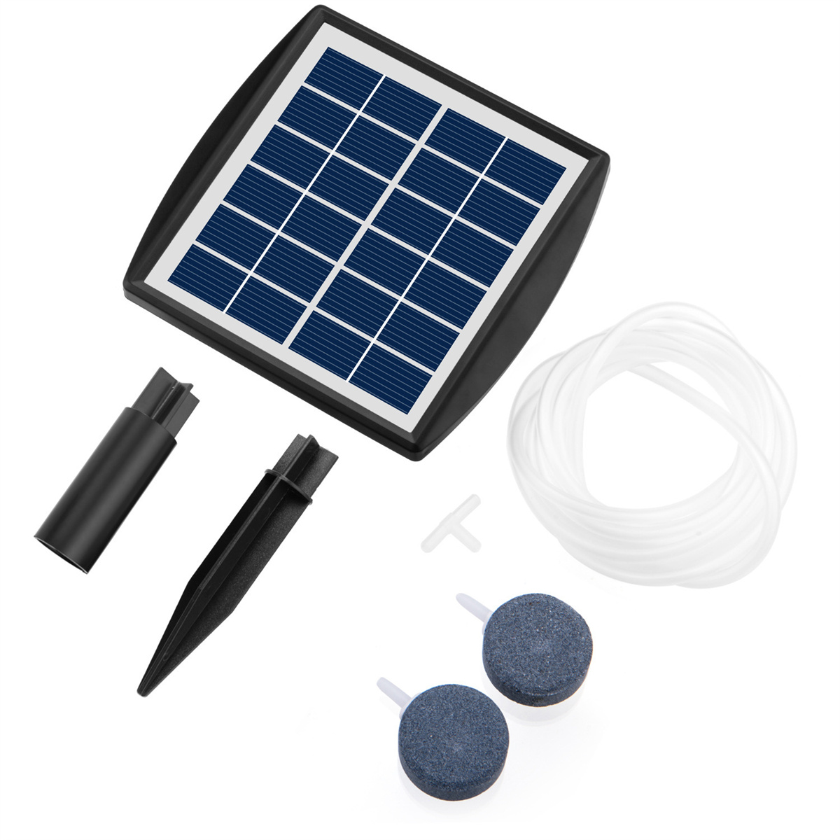 Ein Solarpanel mit Komponenten: Stecker, Pfahl, Luftsteine und ein Schlauch. Alles liegt auf einer weißen Oberfläche.