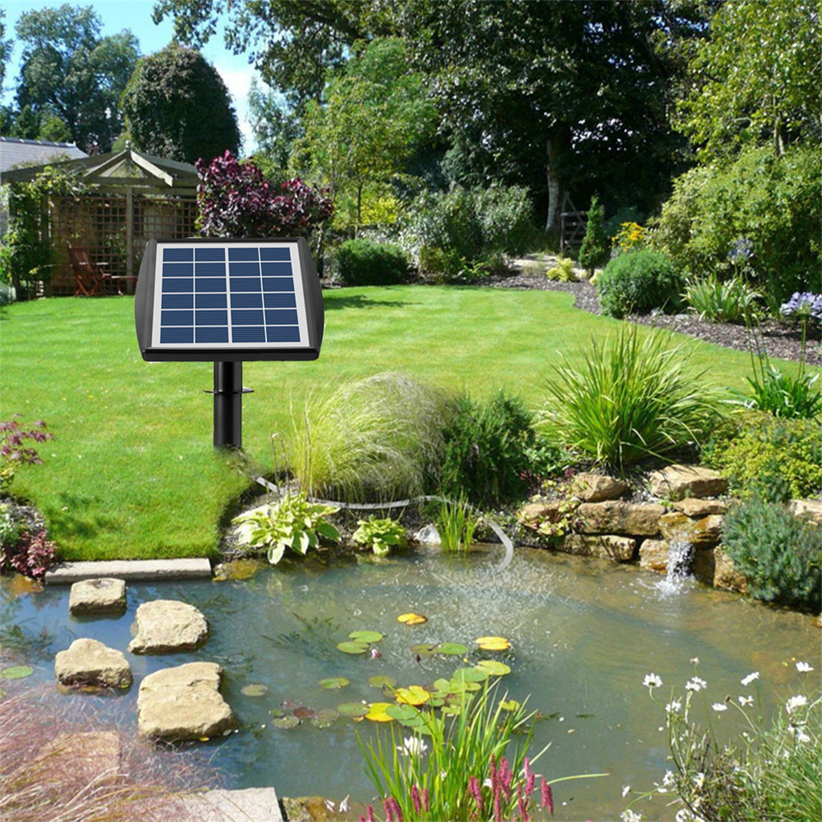 Solarpanel auf einem Pfahl in einem Garten mit Teich.