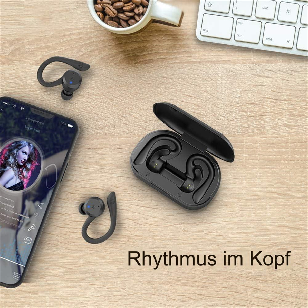Kabellose Kopfhörer, ein Ladeetui und ein Telefon, das eine Musik-App anzeigt, alles auf einem Holztisch.