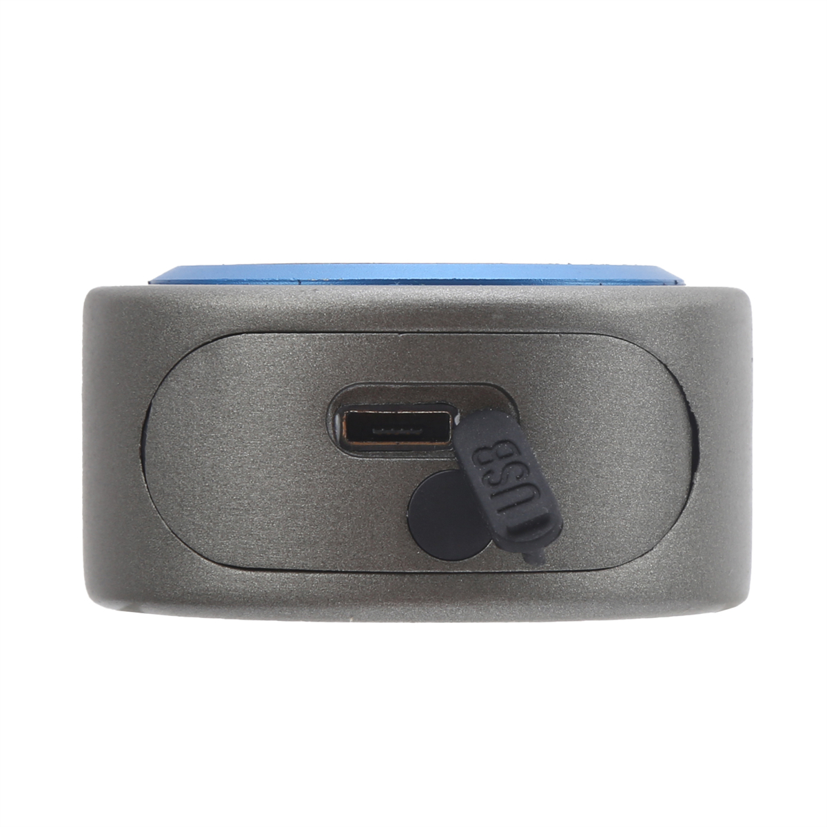 Ein grau-blaues Gerät mit USB-Anschluss und schwarzem Knopf an der Seite.