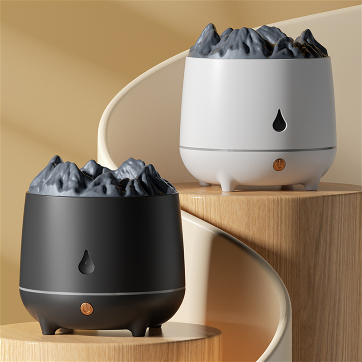 Zwei dekorative Diffusoren im minimalistischen Stil. Einer schwarz, einer weiß, beide ähneln Bergspitzen.