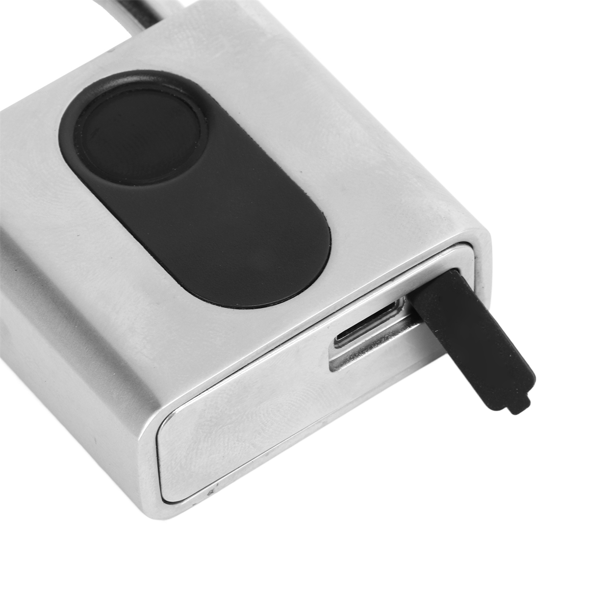 Ein silbernes Vorhängeschloss mit einem schwarzen Fingerabdrucksensor und einem Ladeanschluss.