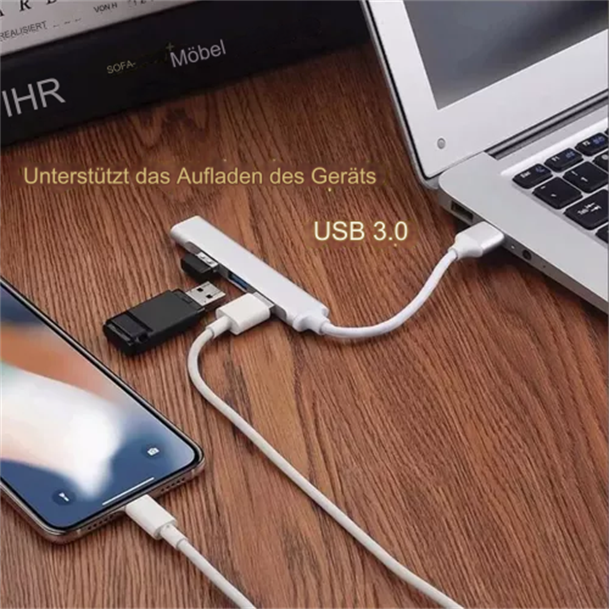 USB 3.0 Hub, angeschlossen an Laptop, Telefon und USB-Laufwerk auf Holzoberfläche.