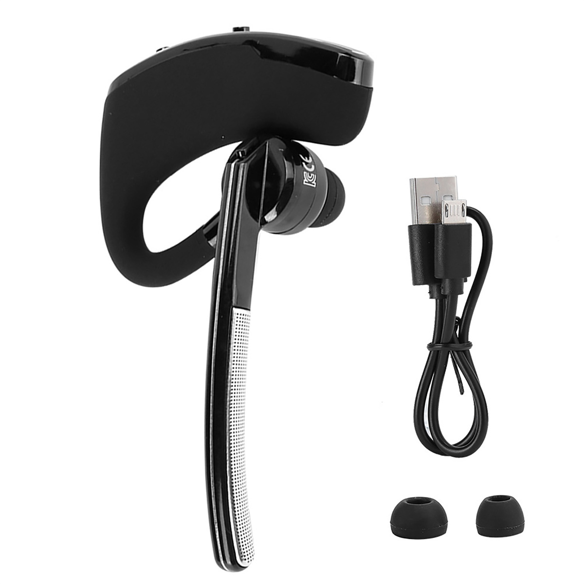 Schwarzes Bluetooth-Headset mit USB-Ladekabel und zwei Gummi-Ohrhörerspitzen. Isoliert auf Weiß.