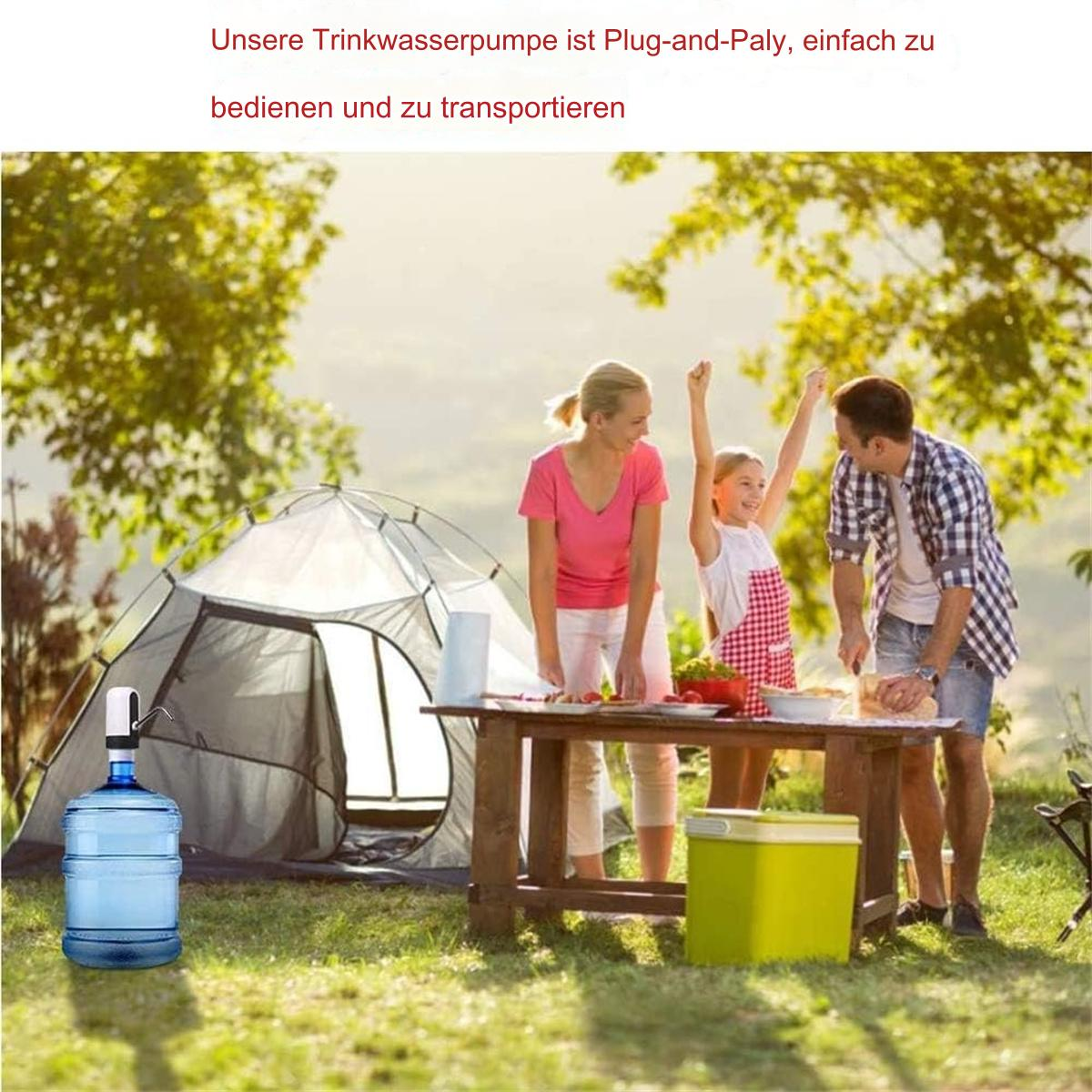 Familie an einem sonnigen Tag in der Nähe eines Zeltes, mit einem Wasserspender, einem Tisch und einer Kühlbox.