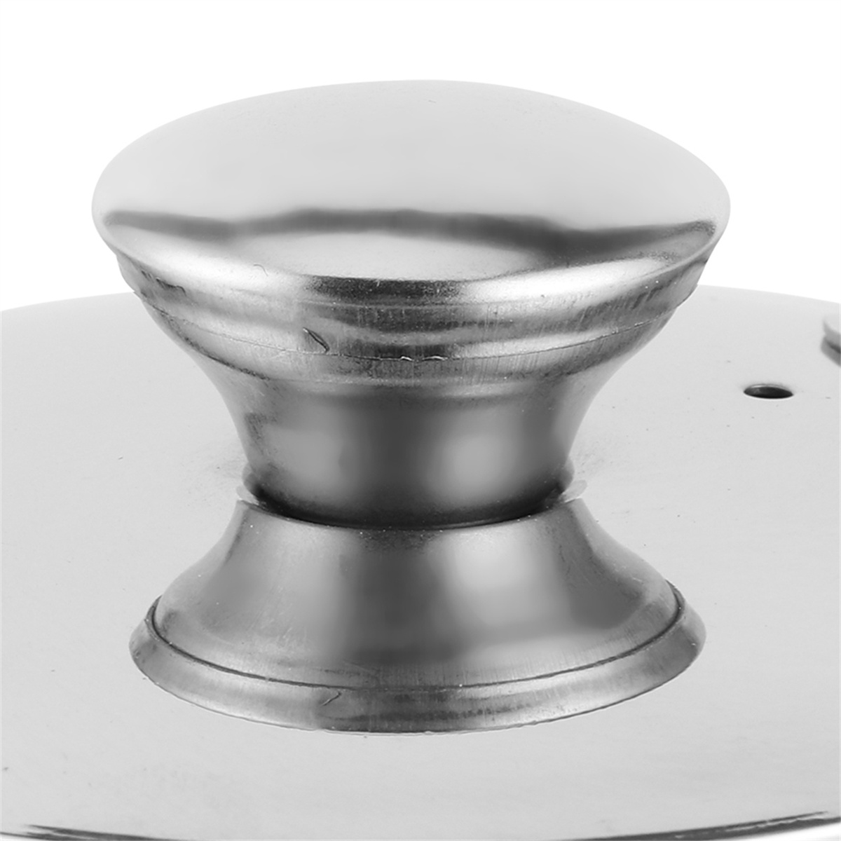 Glänzender, silberner Knauf auf einem Deckel. Der Knauf ist abgerundet, mit einem ausgestellten Sockel. Weißer Hintergrund.