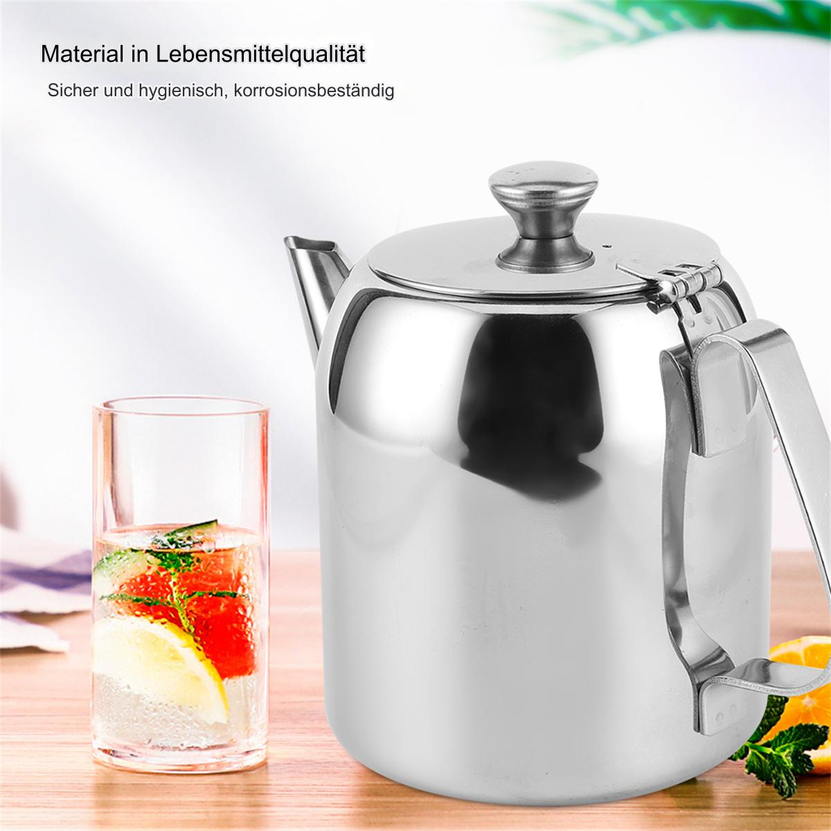 Edelstahl-Teekanne mit Glas Wasser, Zitrone, Obst. Hintergrund weiß.