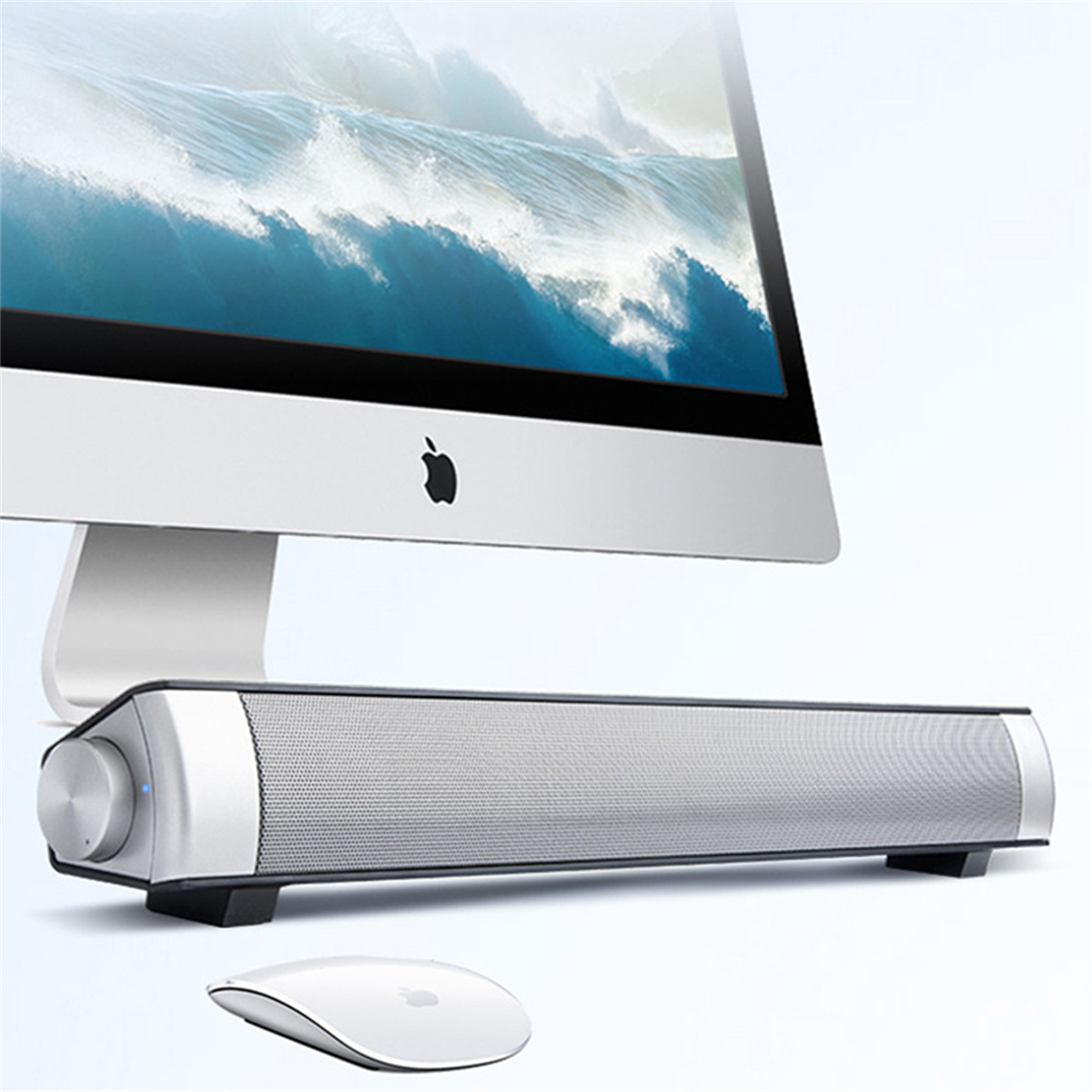 Computermonitor, Soundbar und Maus auf einer weißen Oberfläche.