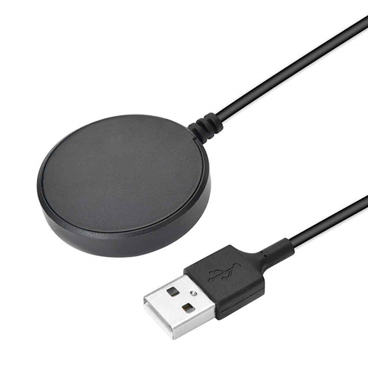 Schwarzes, kreisförmiges kabelloses Ladegerät mit USB-Kabel. Isoliert auf weißem Hintergrund.