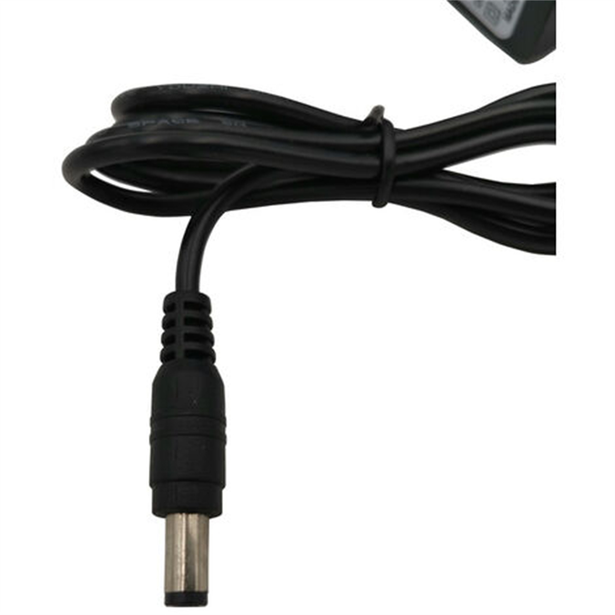 Schwarzes Stromkabel mit Stecker. Weißer Hintergrund.