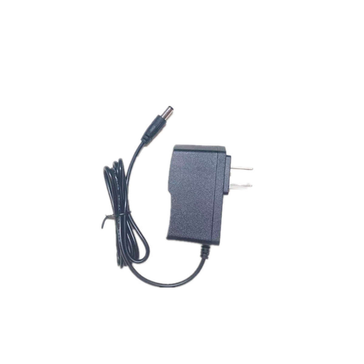 Ein schwarzes Netzteil mit schwarzem Kabel und Stecker auf weißem Hintergrund.