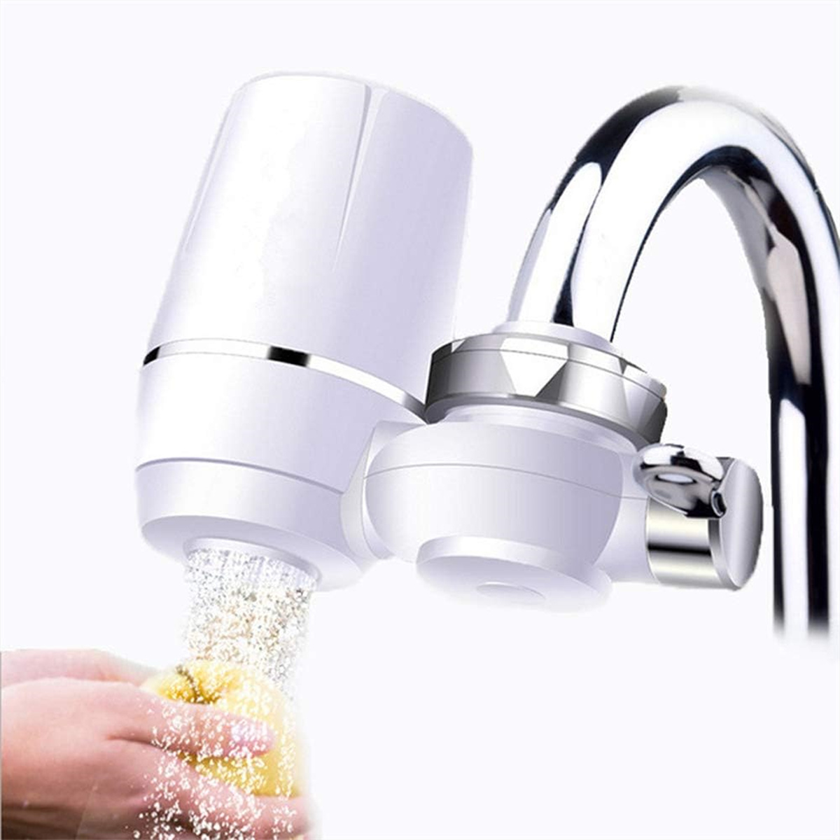 Weißer Wasserfilter an einer Chromarmatur, Wasser sprüht in einen Schwamm.
