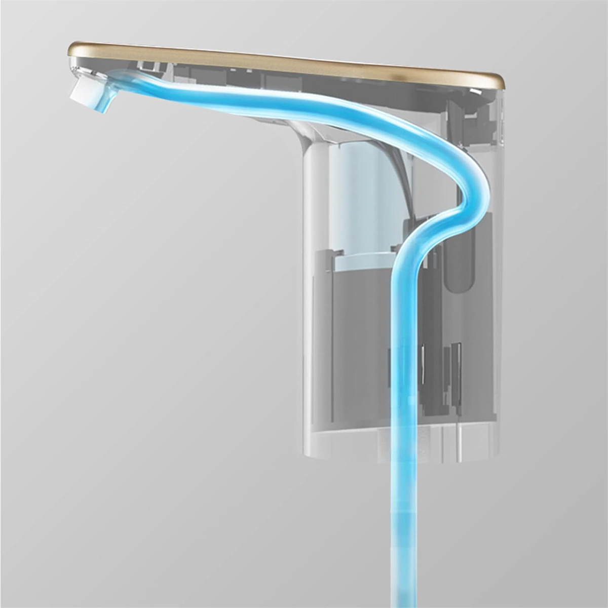 Seifenspender mit blauer Flüssigkeitsausgabe. Der Spender ist transparent und hat einen goldenen Akzent.